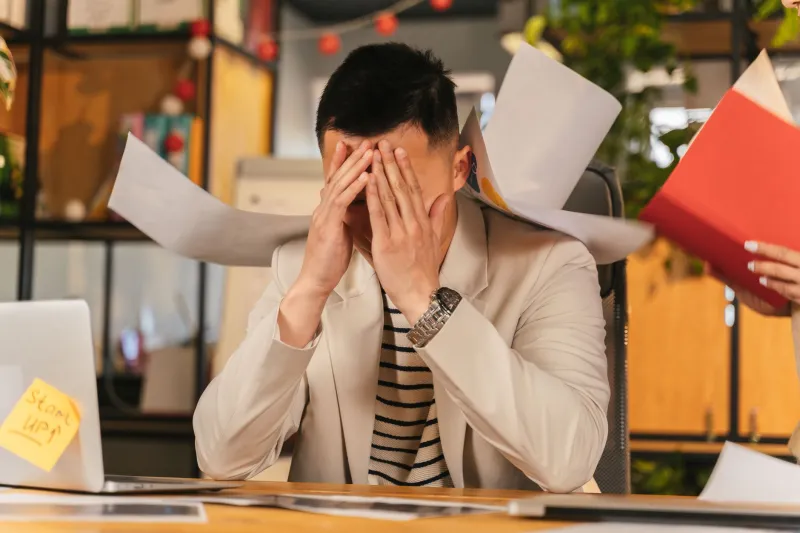 Lo stomaco in ufficio: come le abitudini lavorative quotidiane sabotano la digestione